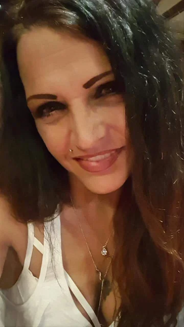 Deanna, permanent makeup artist and owner of Ezina Beauty